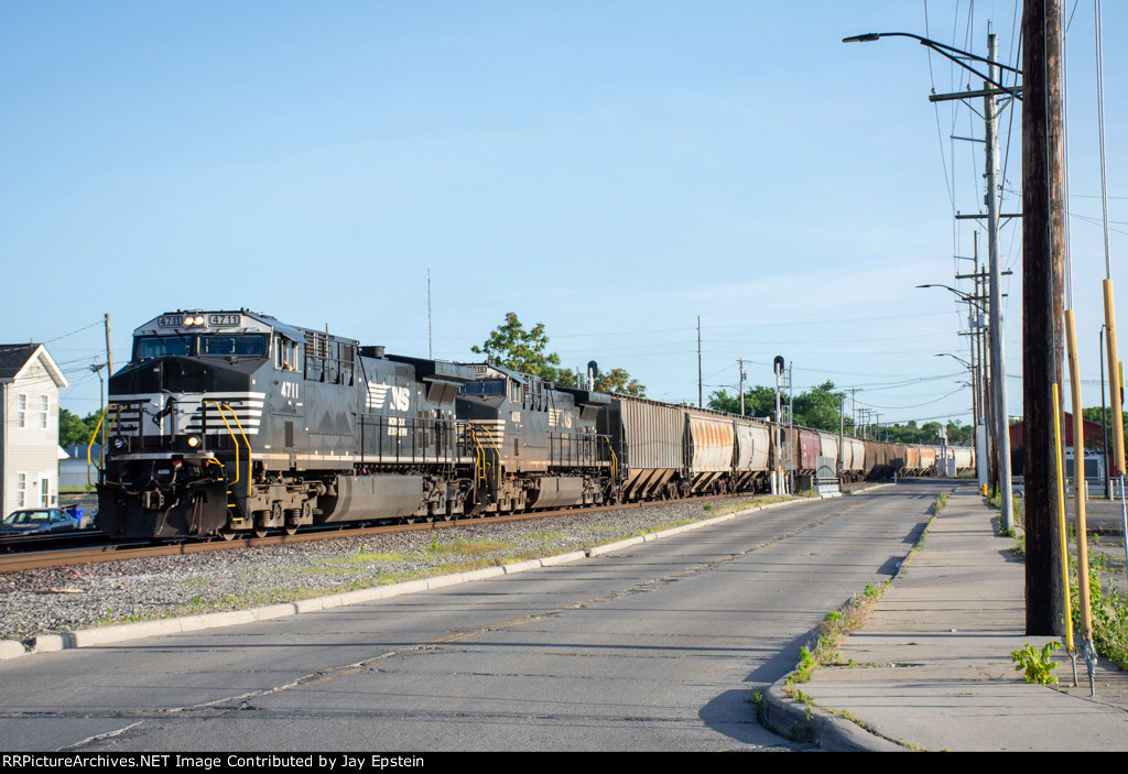 NS 4711 leads 55G along Witt Way